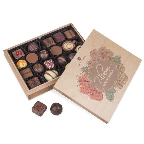 belgian pralines, belgian chocolate, elegance pralines, chocolate pralines, chocolate for men, chocolate for boy, chocolate for husband, present for birthday, gift for name day, chocolate for congratulations, gift for women, gift for daughter, present for son, tasteful box, luxury pralines