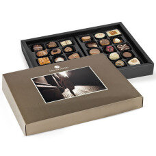 Postcard maxi box of chocolates, pralines with a picture, pralines with a a photo, chocolate with a photo, chocolate with a picture